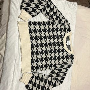 Super sweet houndstooth printed sweater